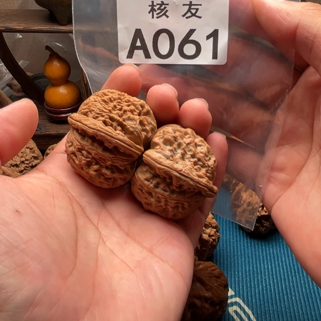 文玩核桃吊坠白狮子