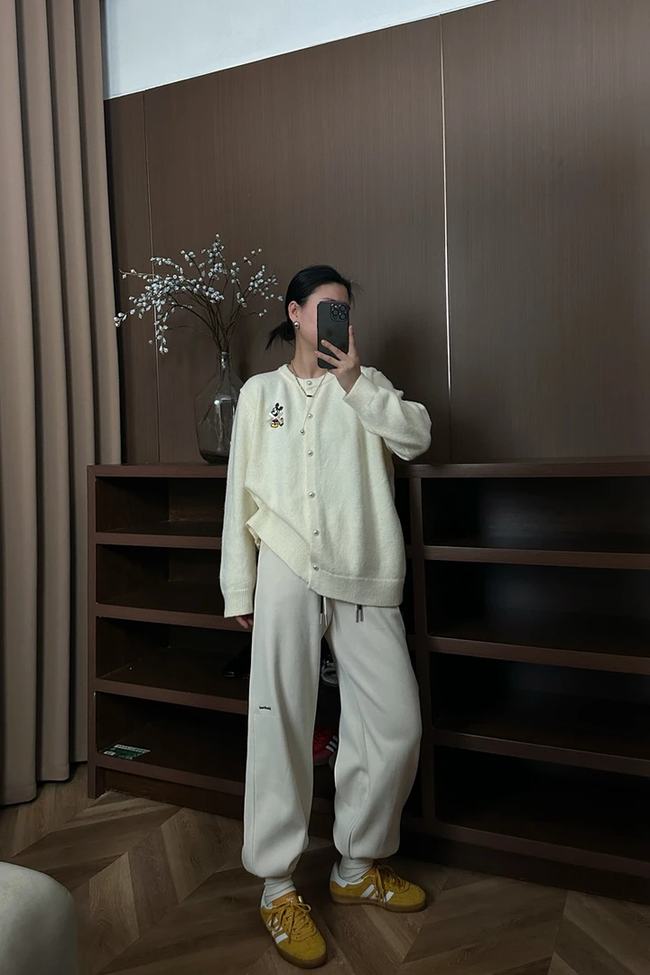 2025新春新款欧货显瘦米奇毛衣女士上衣时尚圆领