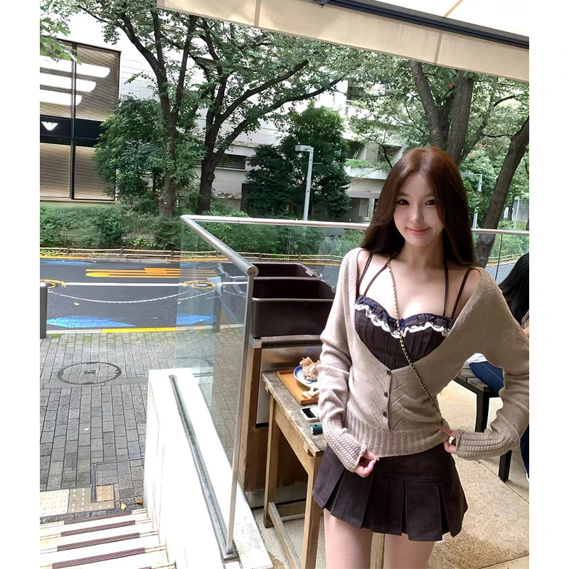 2025年秋季新款酒心可可镂空纹理针织开衫+蕾丝吊带背心+百褶短裙