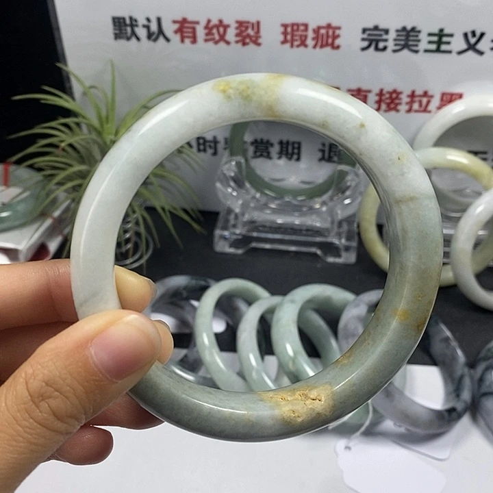 未镶嵌手镯翡翠24号。 64圈