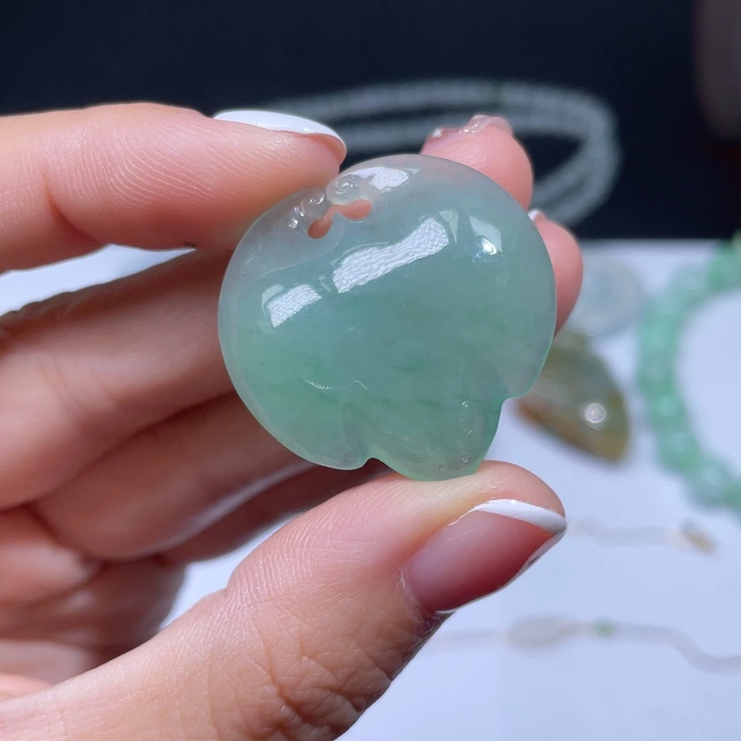 翡翠颈饰未镶嵌蝙蝠