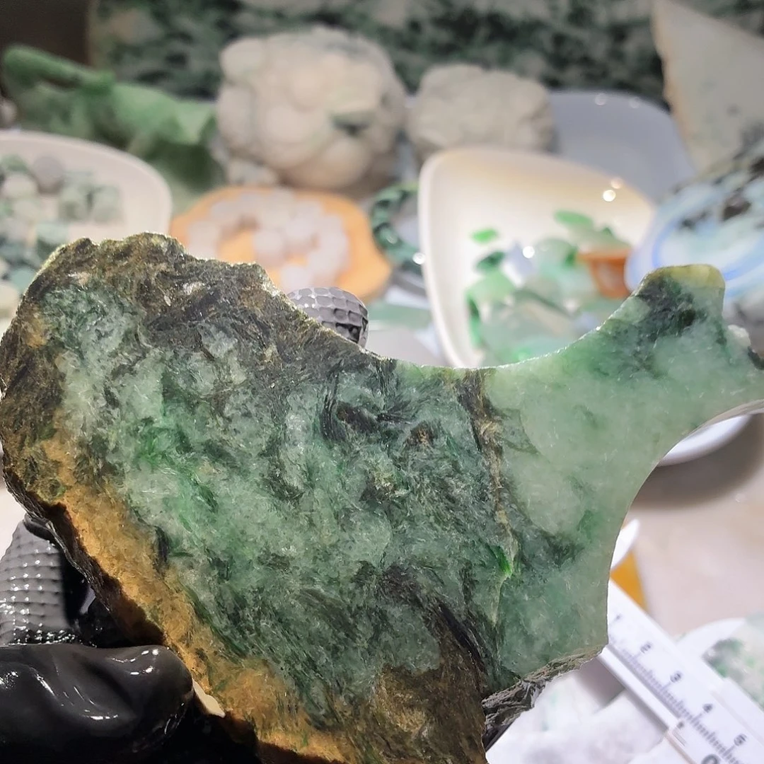 翡翠未镶嵌颈饰边角料