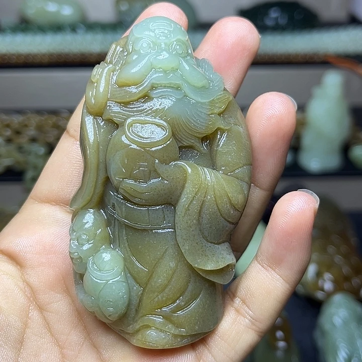 杨***胖和田玉未镶嵌颈饰