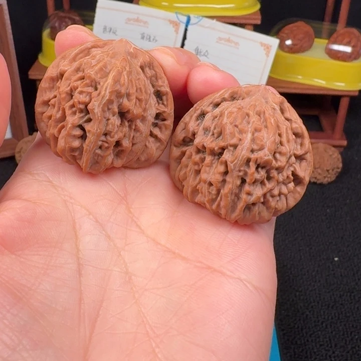 文玩核桃吊坠四座楼轻微浮黄