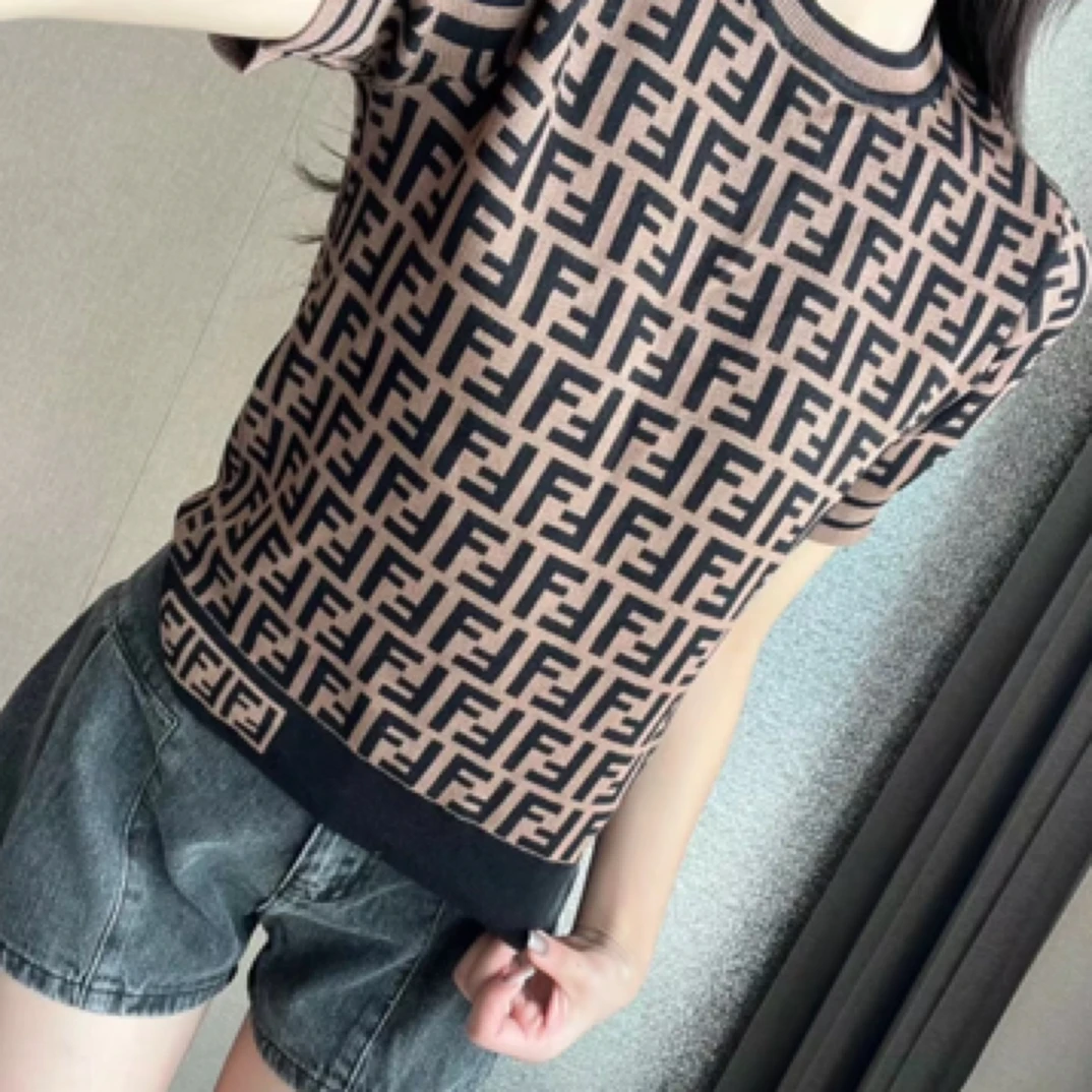 99新 FENDI/芬迪 99新FENDI/芬迪满印短袖女款/38码