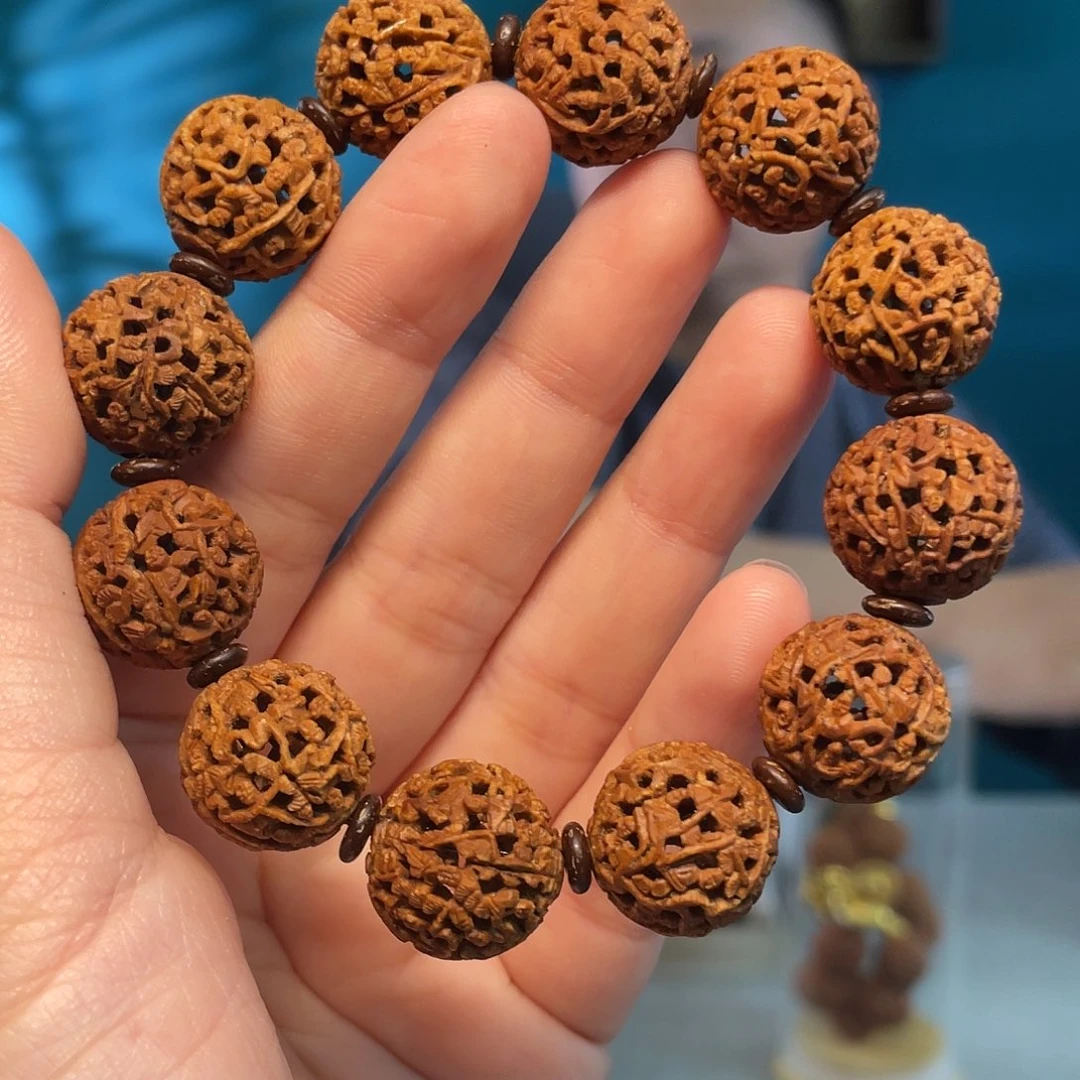 山桃核细密工核雕作品