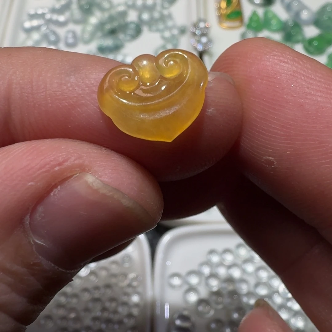 翡翠未镶嵌颈饰如意