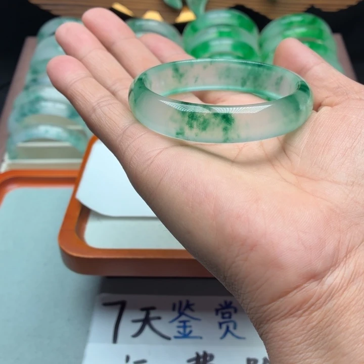 随***性石英质玉未镶嵌手镯