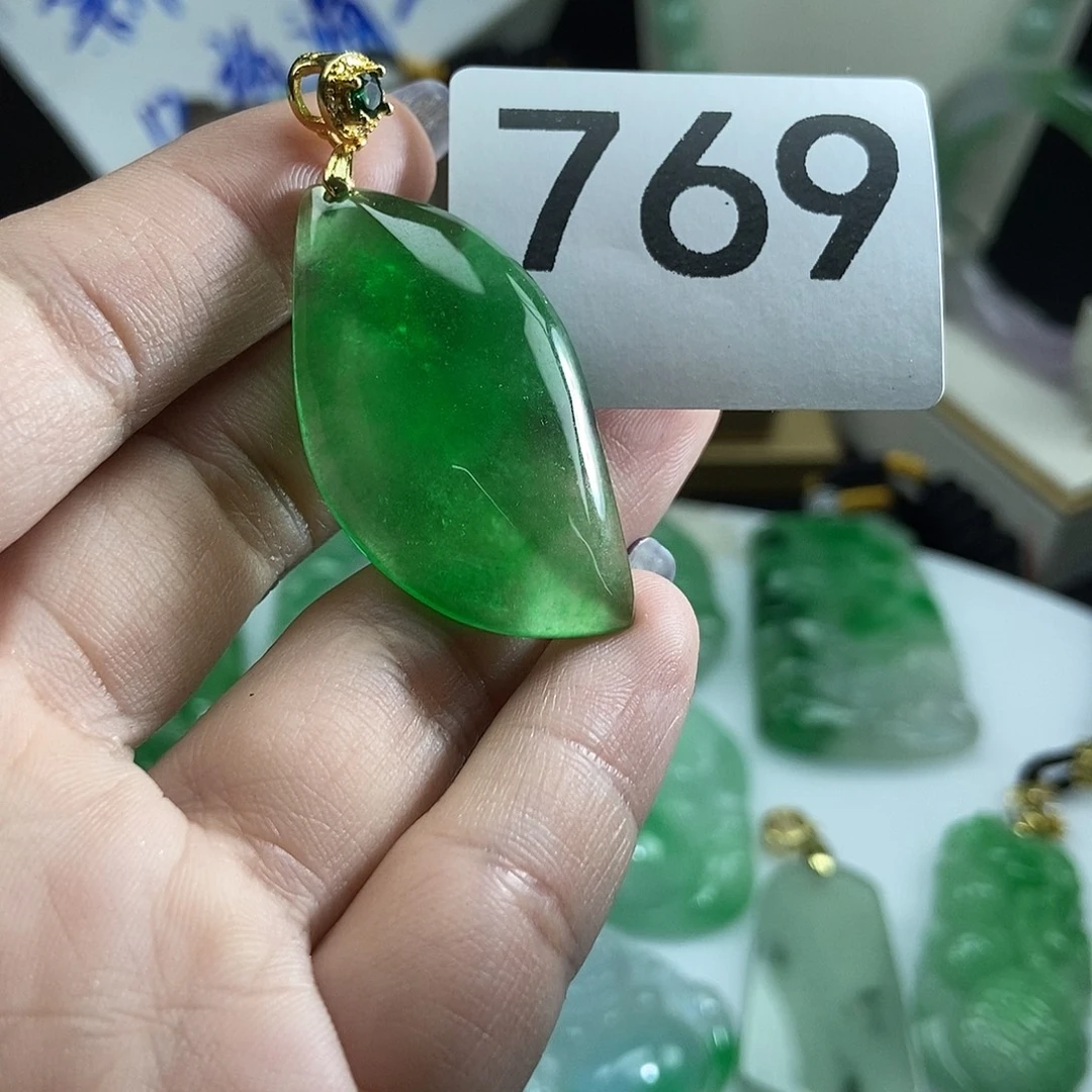 翡翠未镶嵌吊坠(赠链)