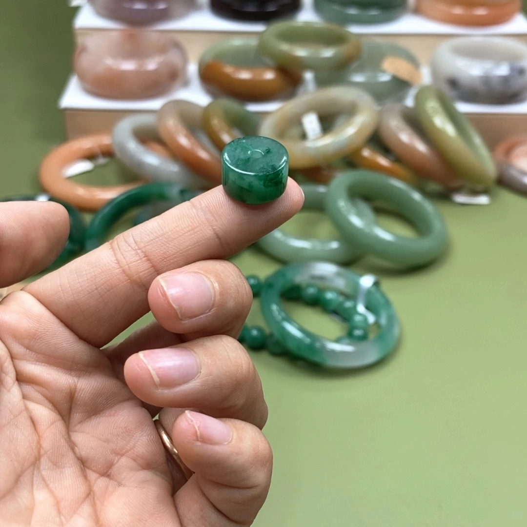 未镶嵌手镯石英岩玉