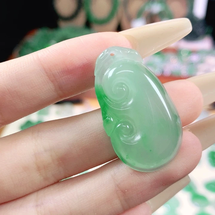 石英质玉未镶嵌颈饰