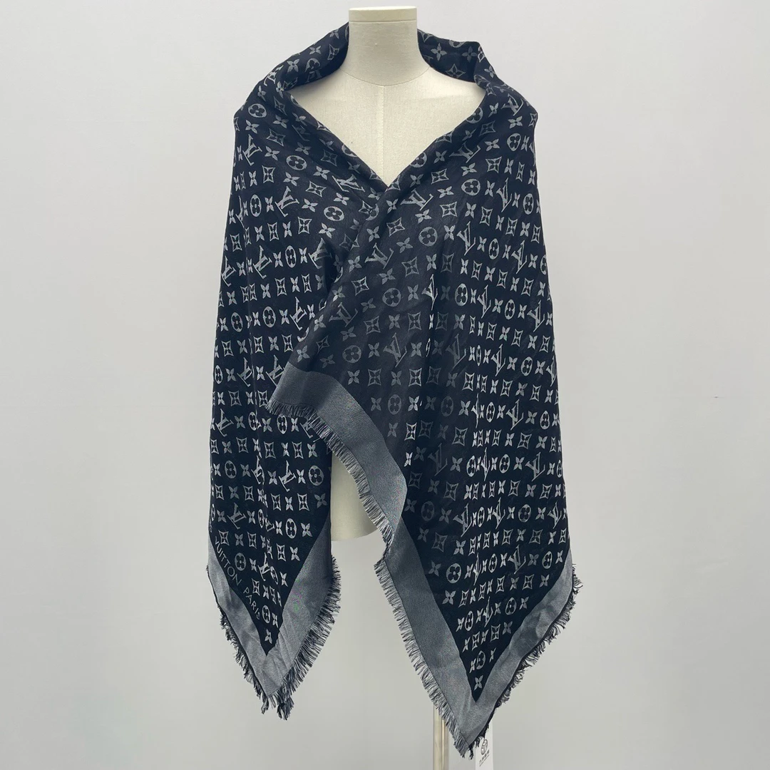 95新 LouisVuitton/路易威登 经典印花披肩  尺码：140*140/5802