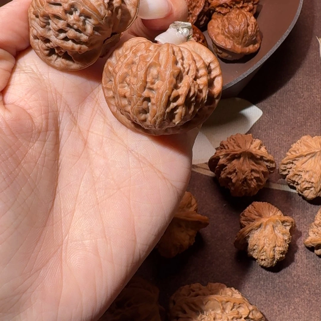 文玩核桃吊坠红肉宫灯