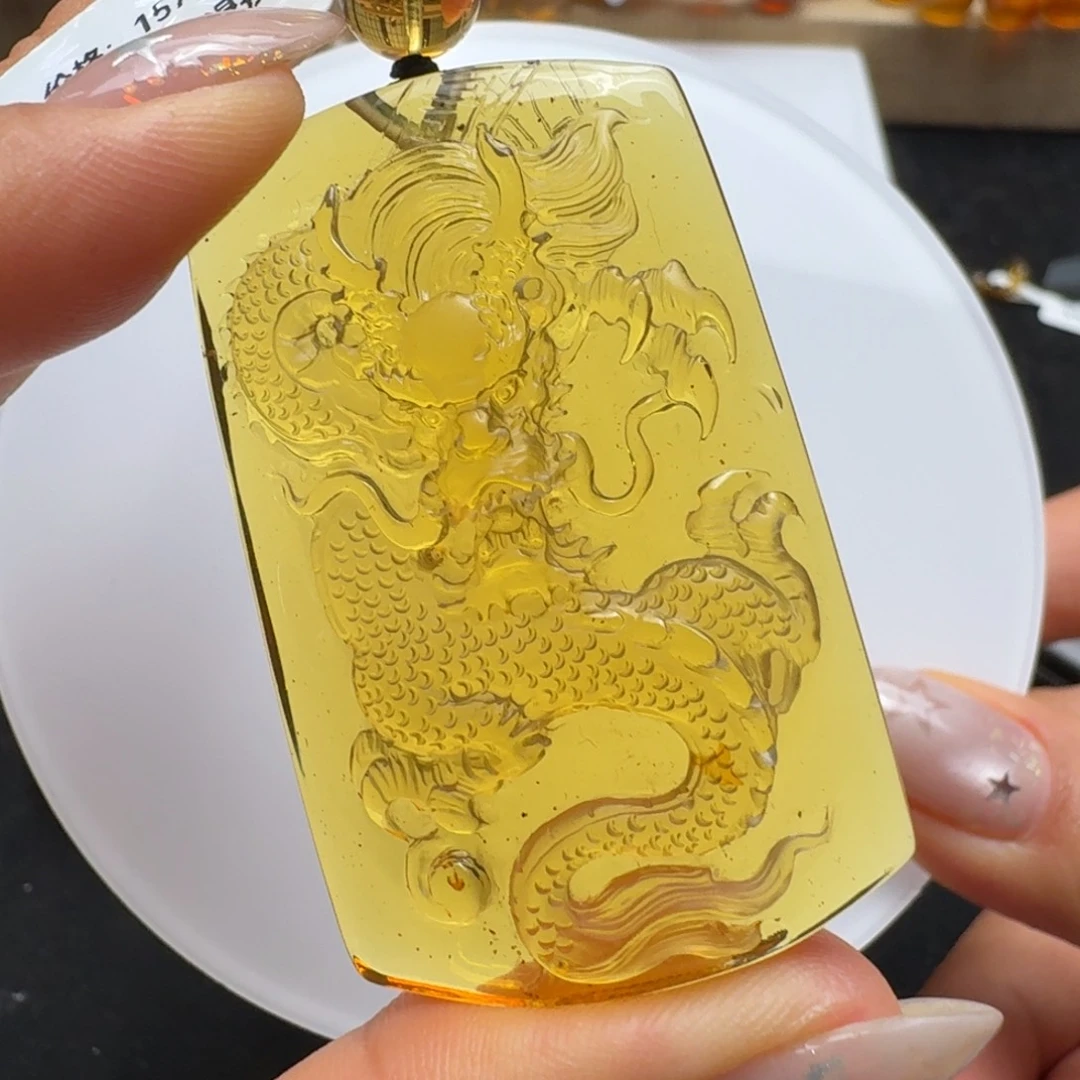 未镶嵌颈饰琥珀龙牌