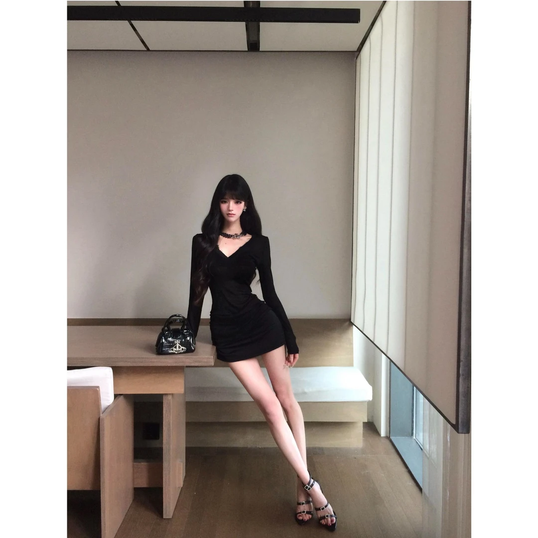 2025秋季新款纯欲辣妹性感V领长袖针织连衣裙修身显瘦包臀短裙