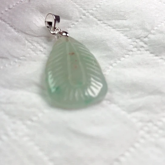 翡翠颈饰未镶嵌亮吊坠