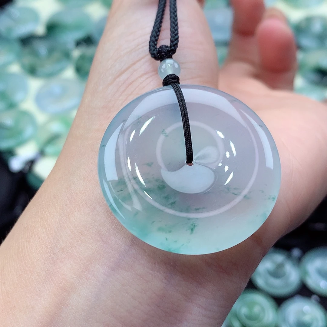 翡翠未镶嵌颈饰编号50。尺寸35.2-6.5