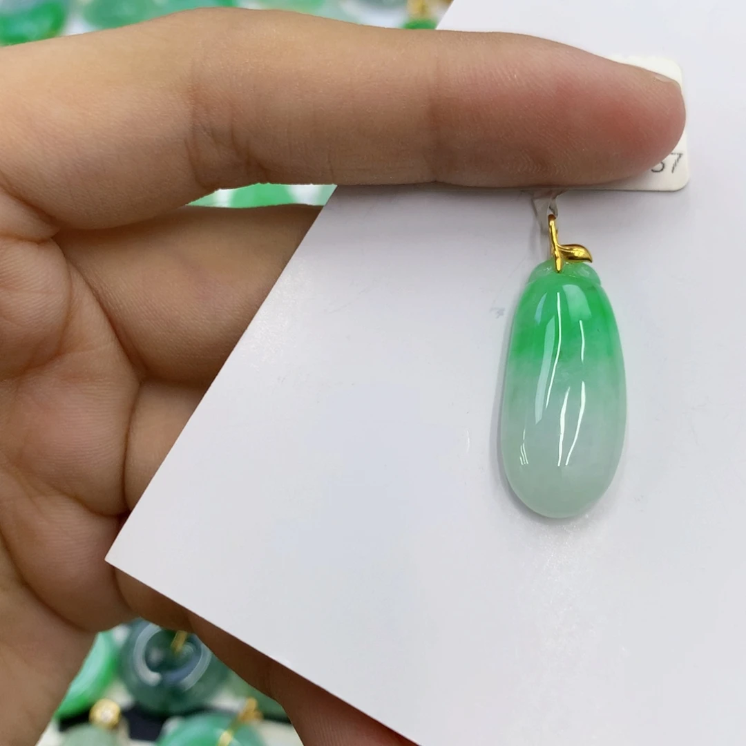 翡翠18K金镶嵌颈饰翡翠