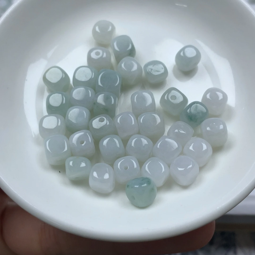 翡翠颈饰未镶嵌小*方糖珠。30颗