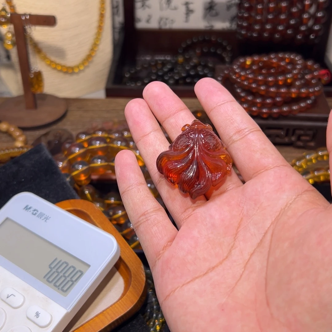 琥珀未镶嵌颈饰血珀