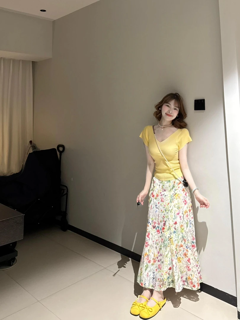 【蜜境切片】7879黄色V领针织短袖上衣女夏季高腰碎花半身裙两件套