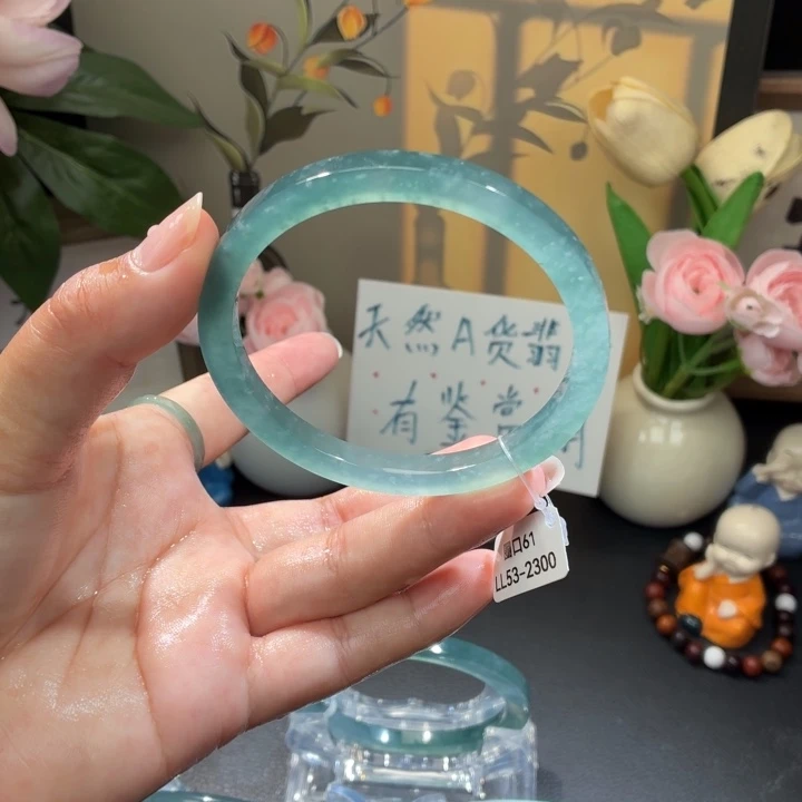 翡翠未镶嵌手镯渐变冰晴蓝