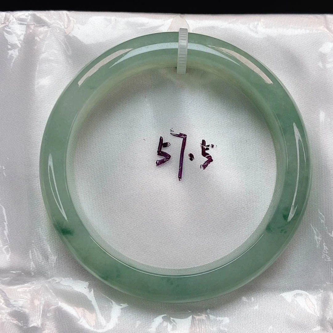 翡翠手镯未镶嵌正圈