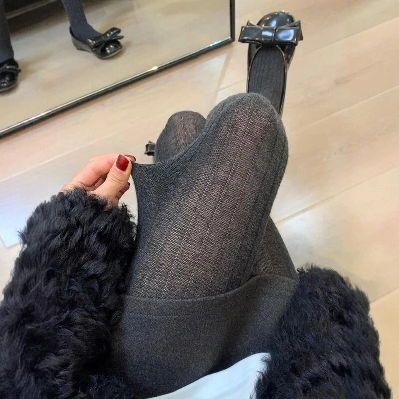 miu里miu气的透黑连裤袜找到啦！宽竖纹好显腿细~微透感又纯又欲~