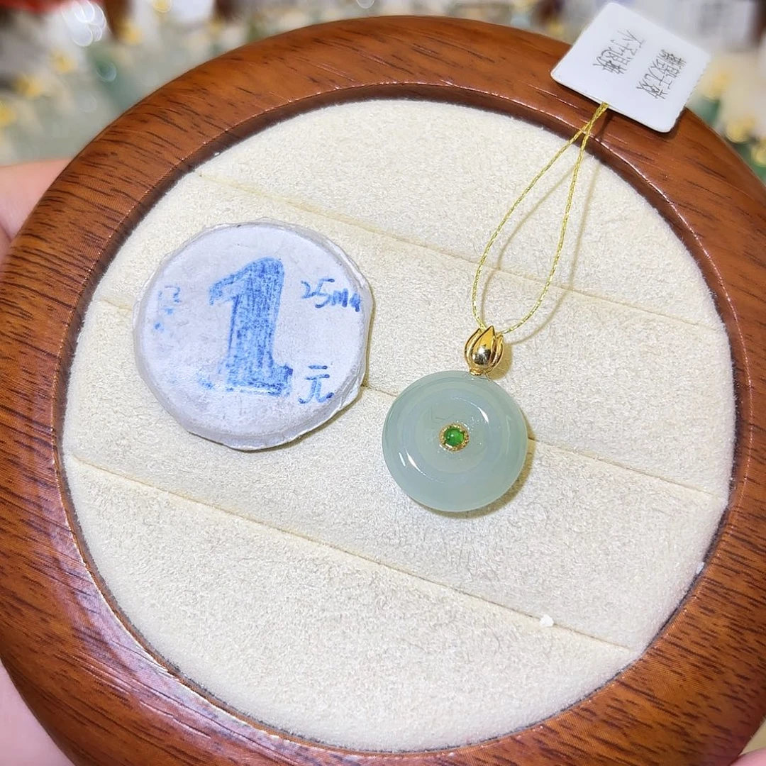 翡翠18K金镶嵌颈饰平安扣