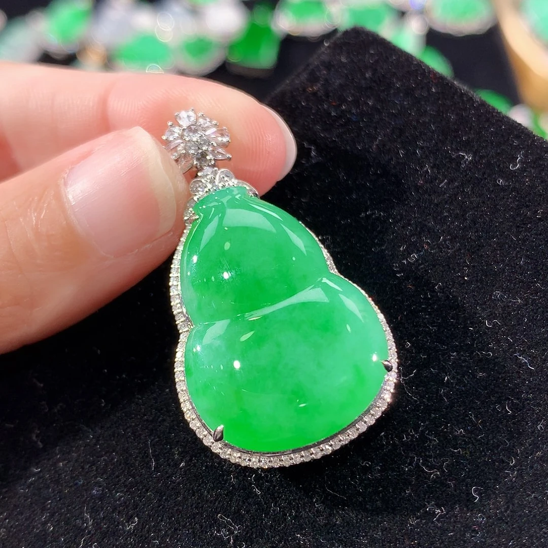 翡翠18K金镶嵌颈饰