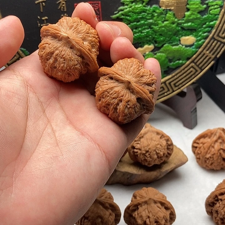 卡***特木质类血麒麟文玩核桃