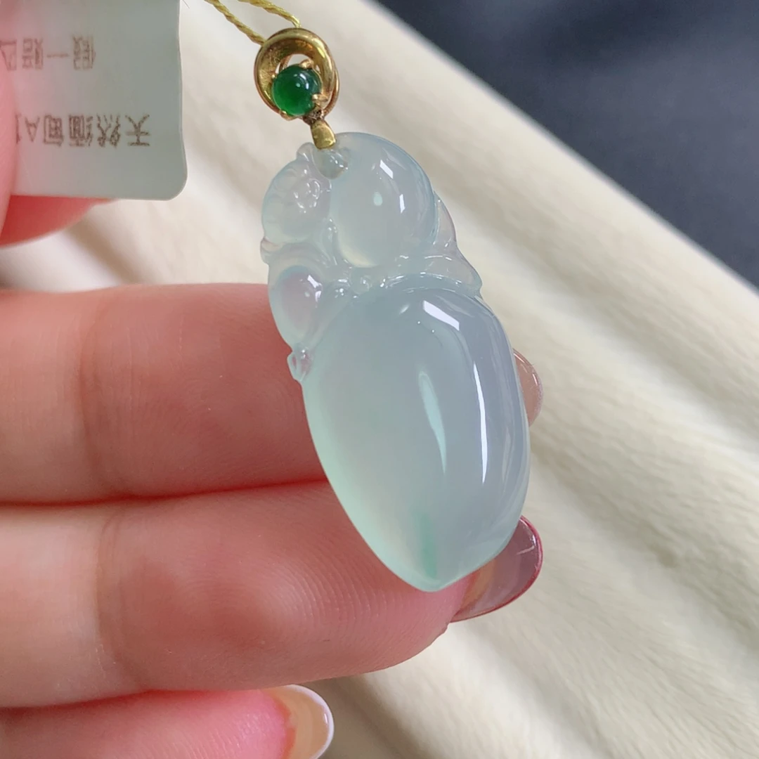 翡翠18K金镶嵌颈饰瓜