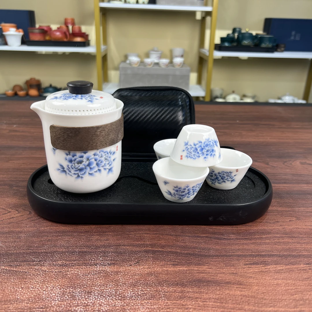 Z1323羊脂玉/蓝天香牡丹凌雪壶+4斗签杯+黑仿石椭圆盘/小黑包