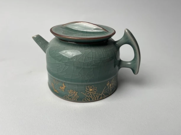 哥窑描金鱼戏荷塘壶653