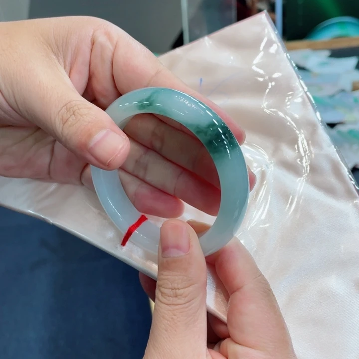 翡翠手镯未镶嵌手镯