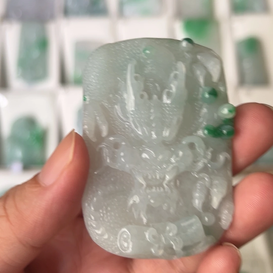 翡翠未镶嵌颈饰龙