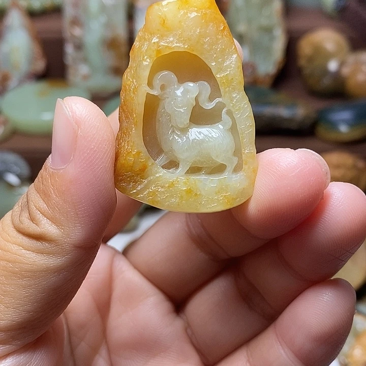 颈饰未镶嵌岫岩河磨玉（透闪石质玉）
