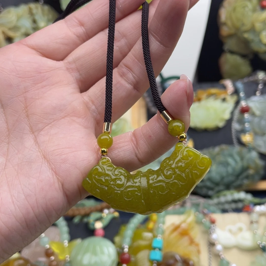 蛇纹石玉未镶嵌颈饰