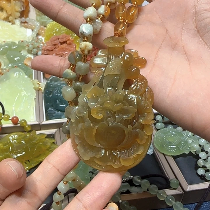未镶嵌蛇纹石玉吊坠