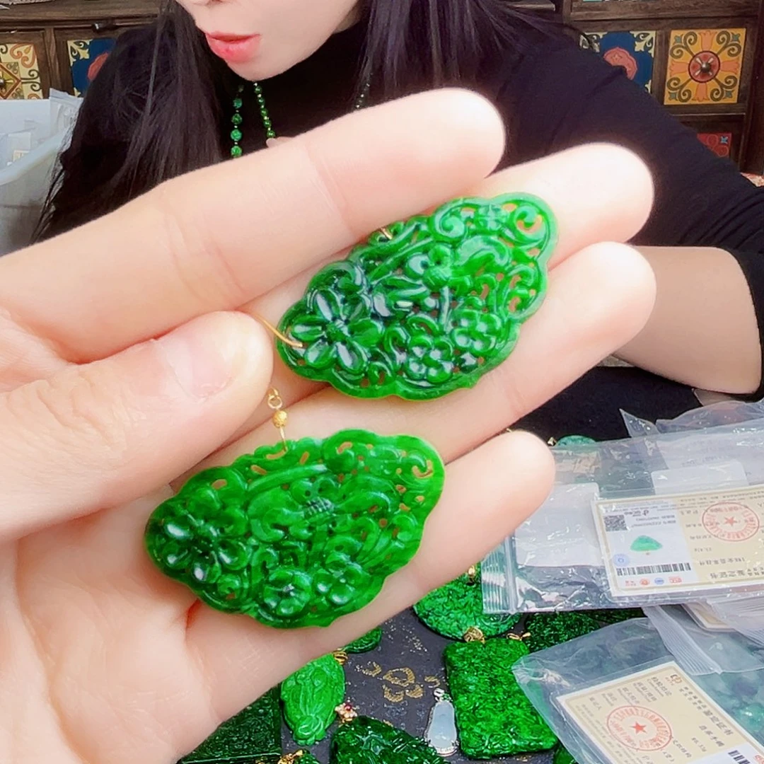 颈饰18K金镶嵌翡翠多样性