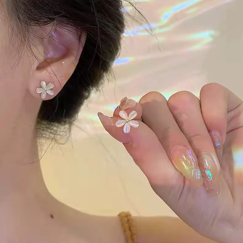铜合金耳饰 A奶系温婉小菊花甜美高级感小众精致小巧耳饰女E1159