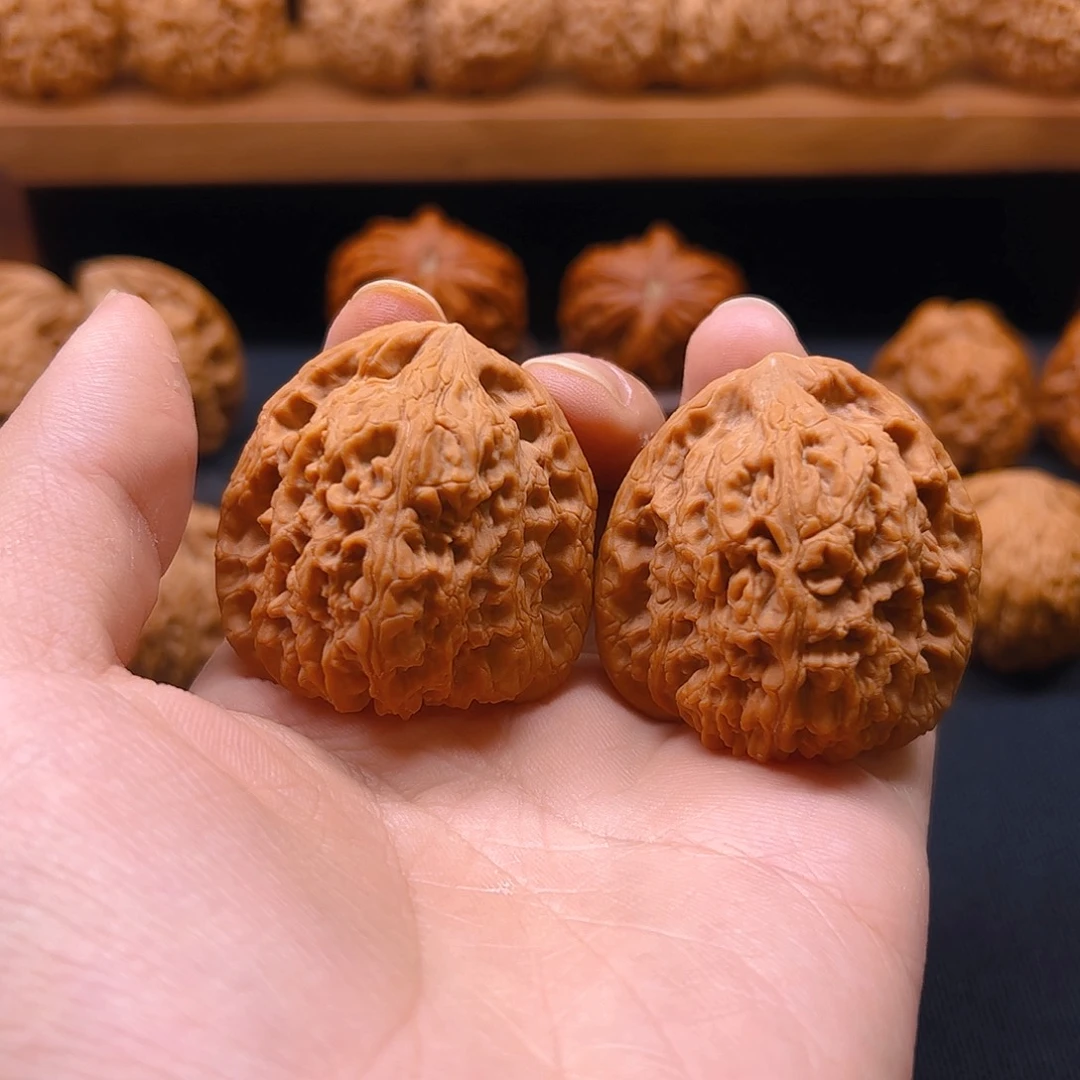 把件核桃红皮三角疆41全品