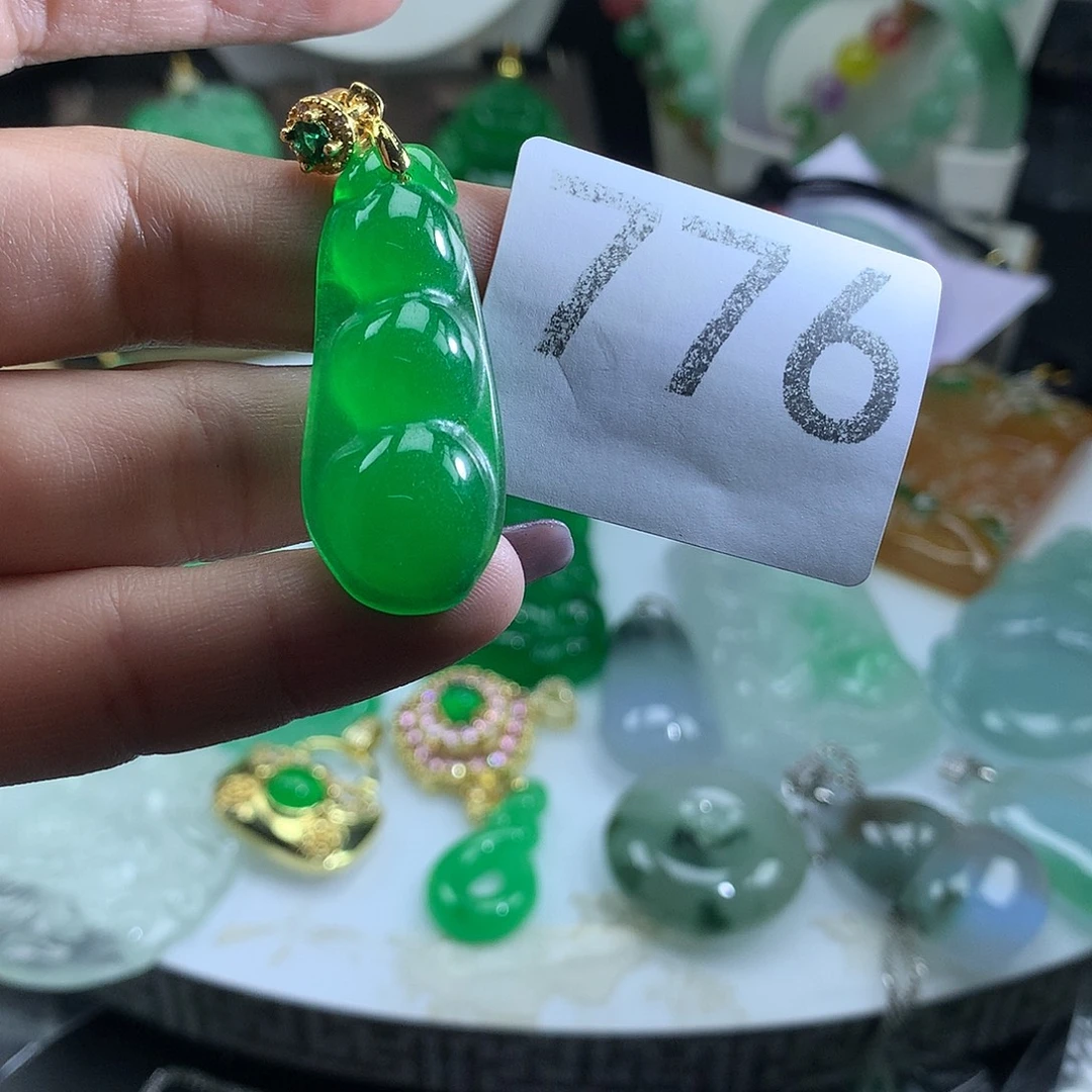 翡翠未镶嵌吊坠(赠链)