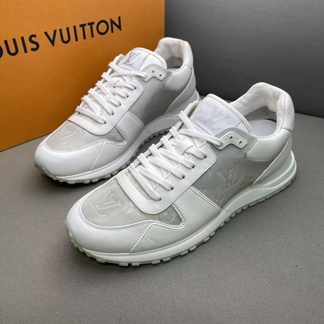 95新 LouisVuitton/路易威登 白色镭射浮雕老花时尚运动鞋 41码