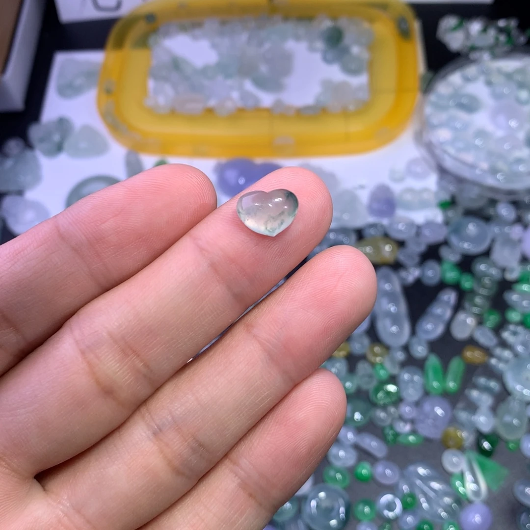 翡翠未镶嵌颈饰爱心