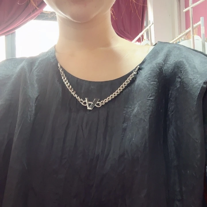 黑色小衫，太好看