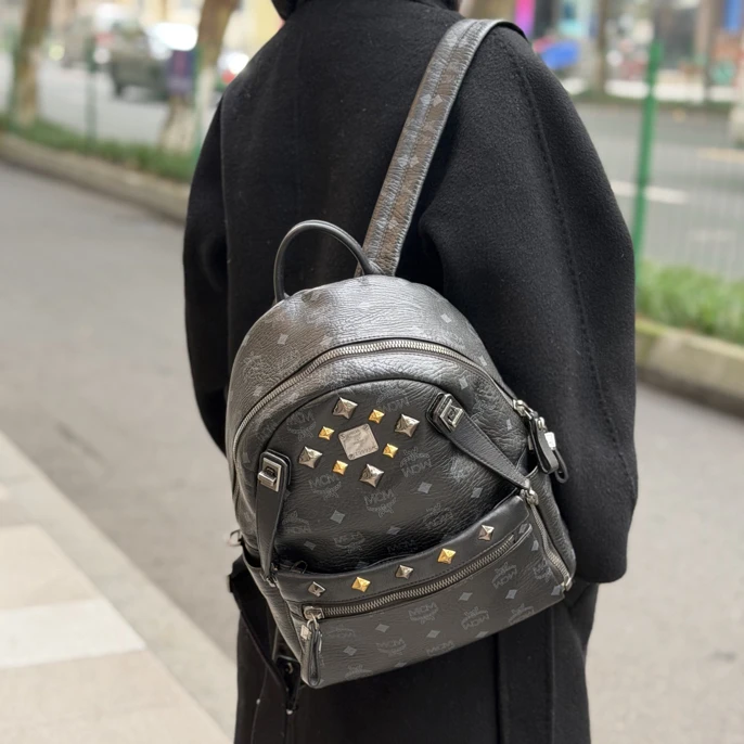 95新 MCM 老花铆钉双肩包小号 经典百搭
