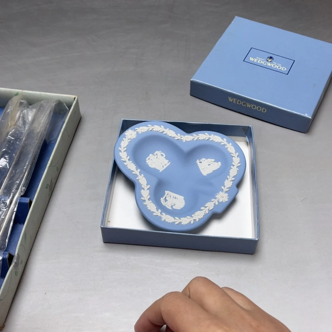 瓷片小**儿密密麻麻地排列着