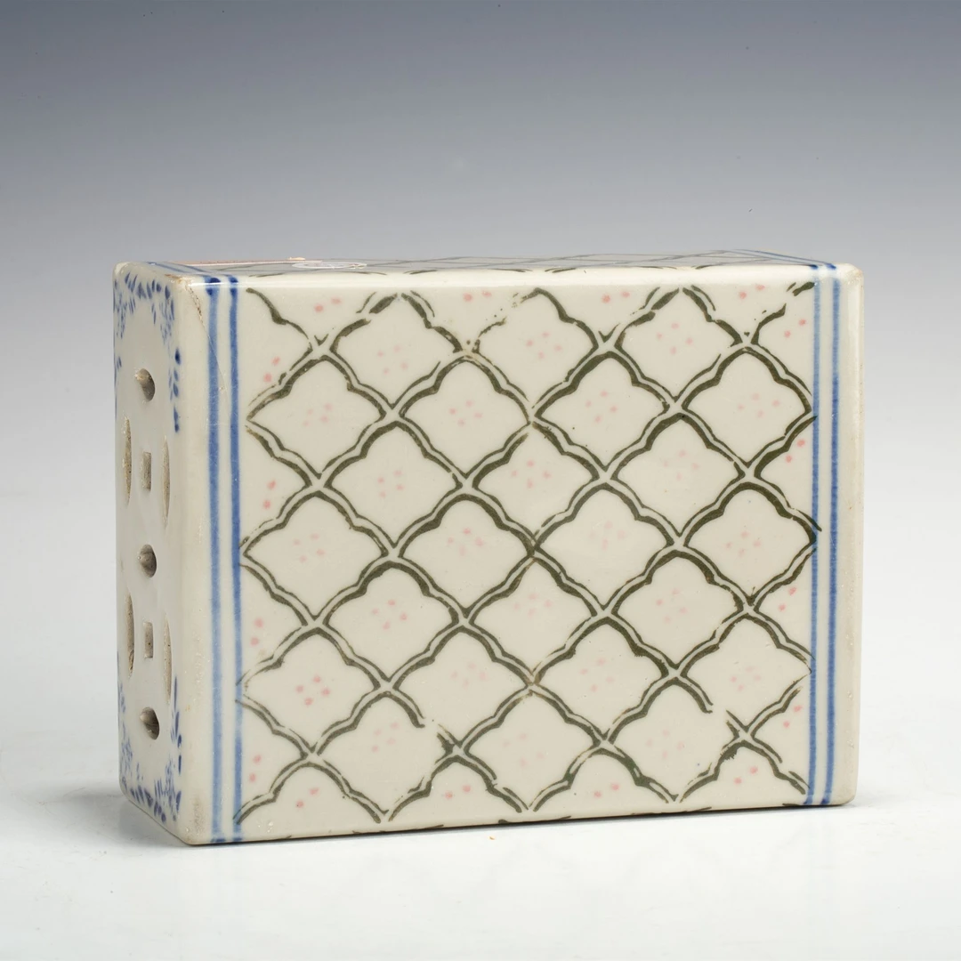 【拍卖-民国】·釉下彩锦地纹书档