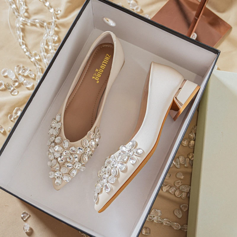 设计感粗跟单鞋女尖头2025年春夏新款低跟水钻中跟女鞋大码41-43